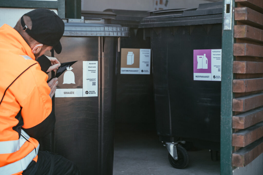 sekajäteastian teippaus.