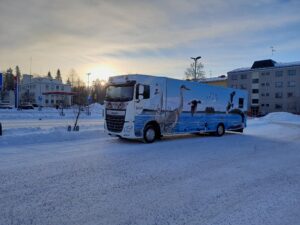 Heinolan kirjastoauto Sulka talvimaisemassa kaupungilla.