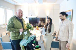 Vuoden 2026 vauva perheineen kaupunginjohtajan kanssa.