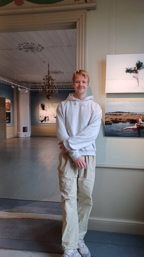 Svante Gullichsen töidensä äärellä Heinolan taidemuseossa