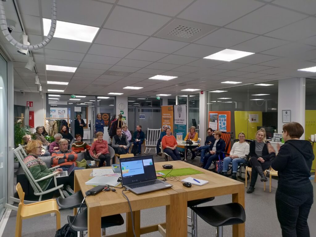 Yhdistysihmisiä asukastilaisuudessa