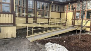 WPK-talon ramppi sisäpihan puolella.