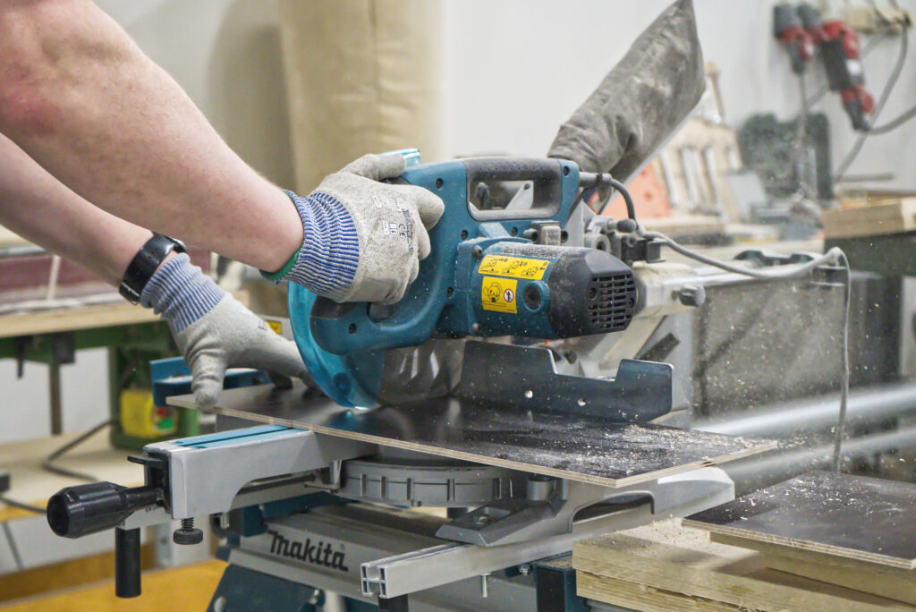 Pyörösahalla sahataan vaneria. Puru lentää.