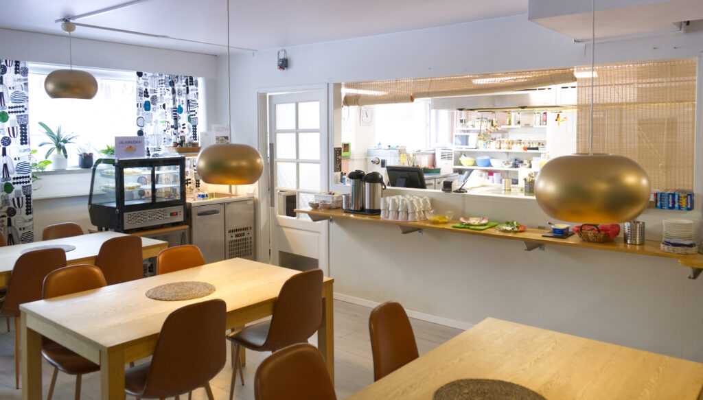 Työpaja Torpan lounaspajan yleiskuva tiskille päin.