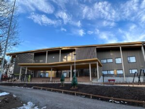 Kirkkiksen koulu ulkoa keväällä 2026