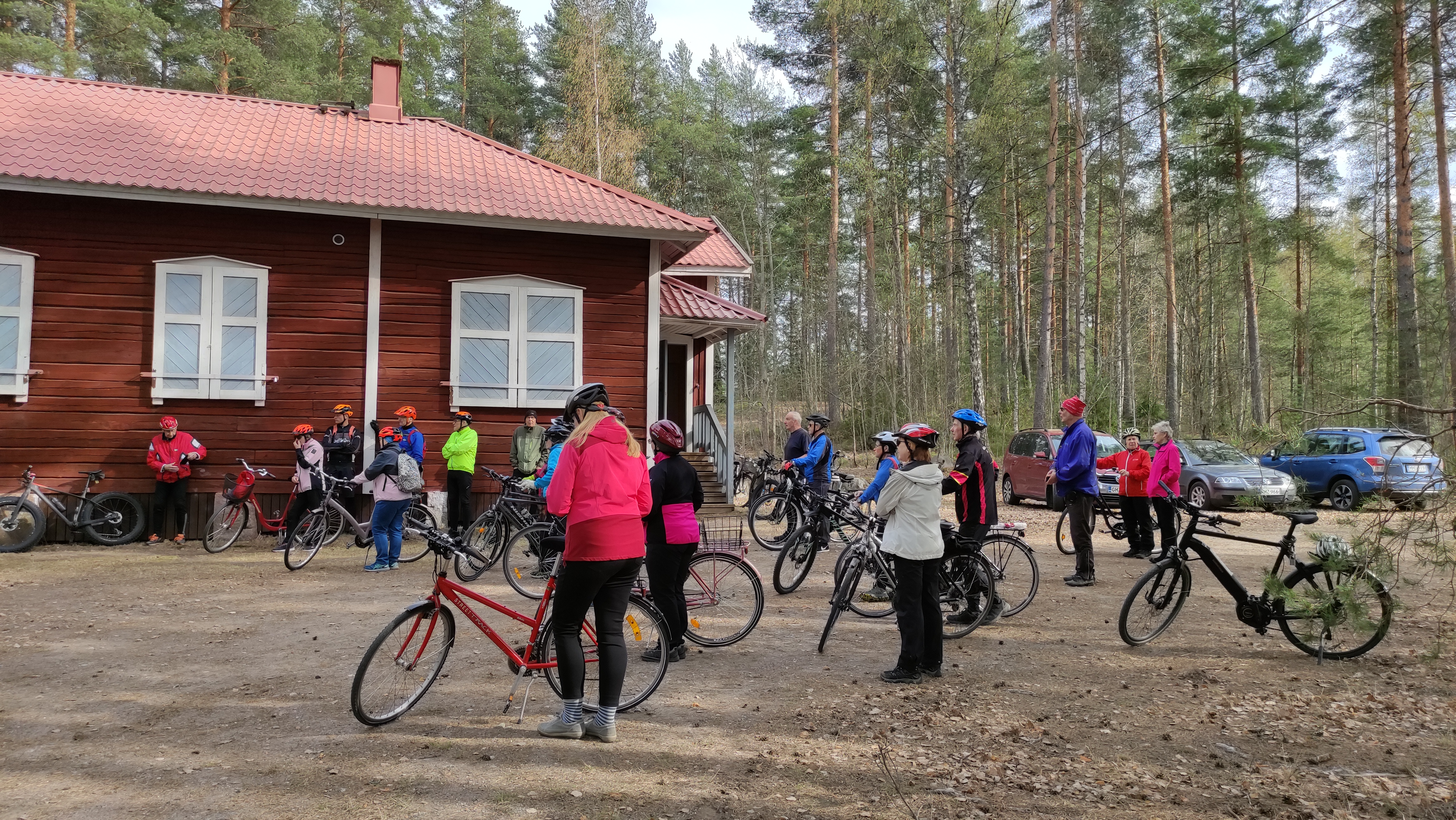 Pyöräilijät saamassa ohjeita