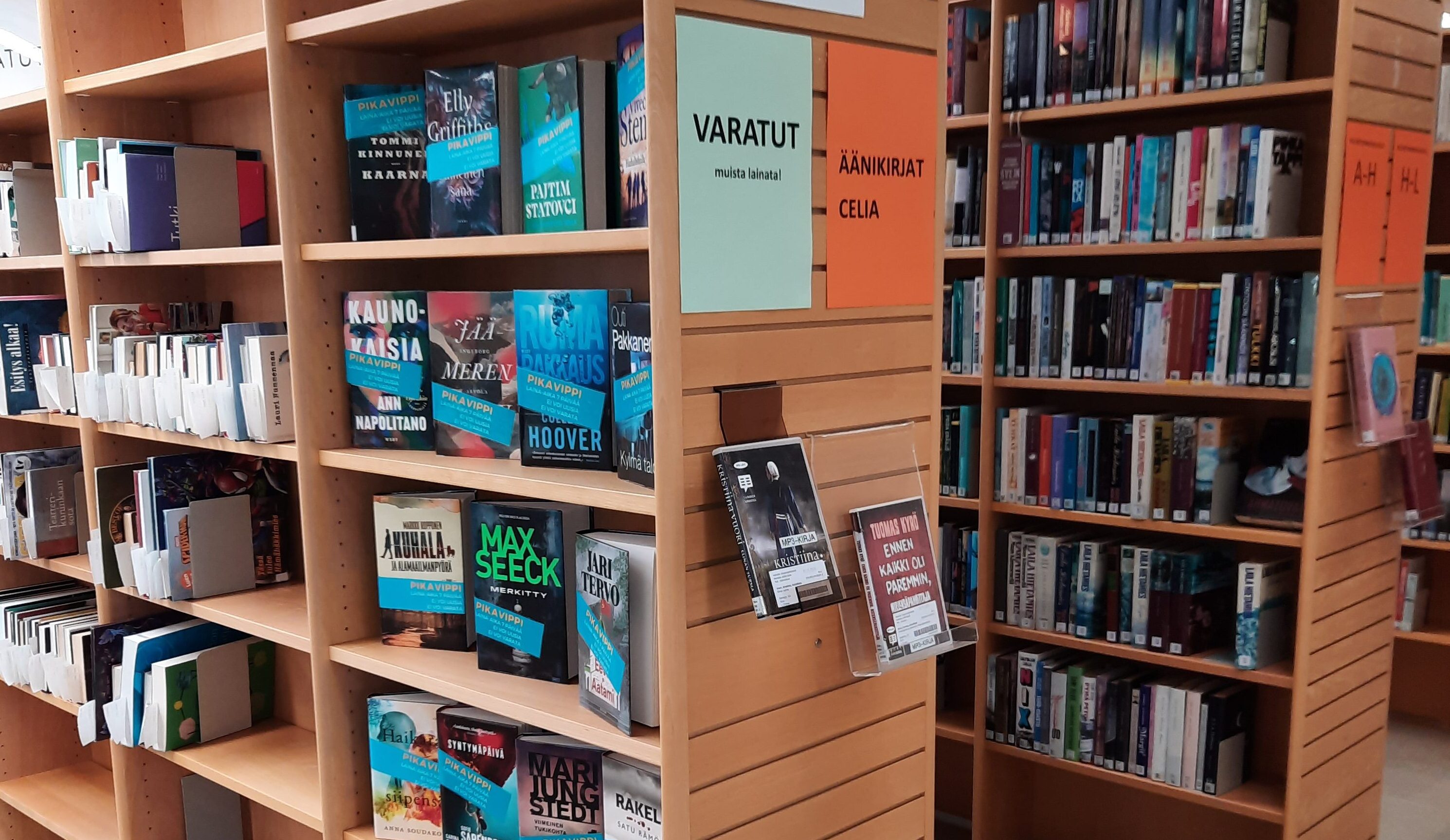 Kirjoja esillä kirjaston hyllyssä