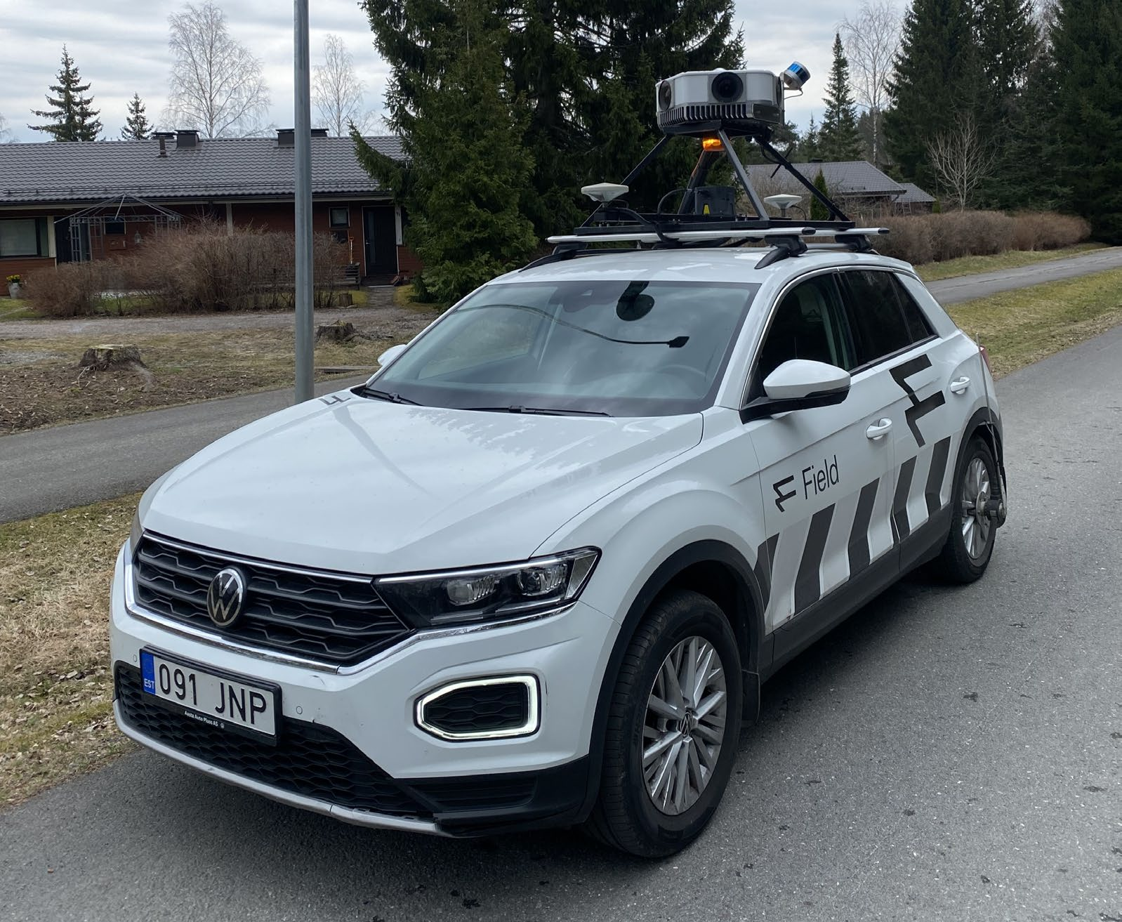 Katukuvauksia tekevä auto.