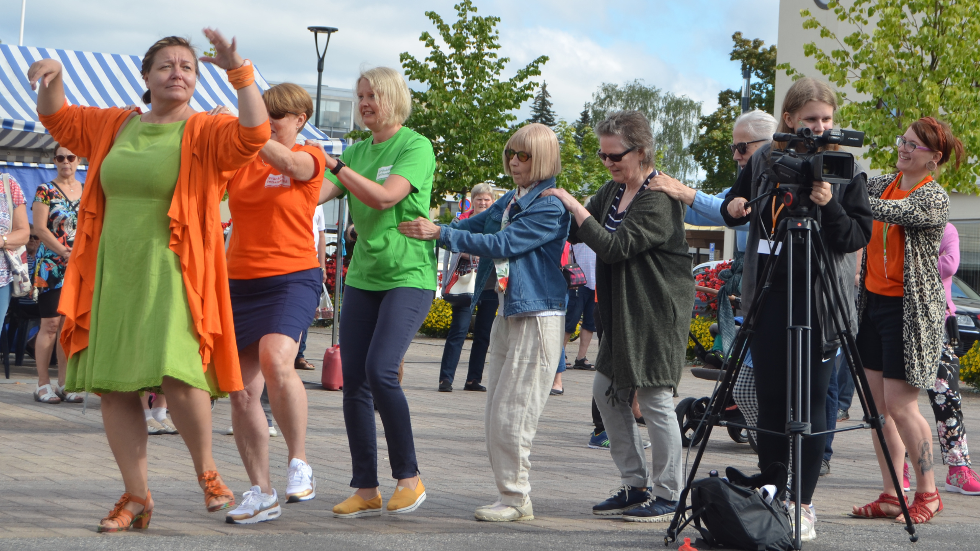 Jyränkölän setlementin vapaaehtoisia ja henkilökuntaa torilla.
