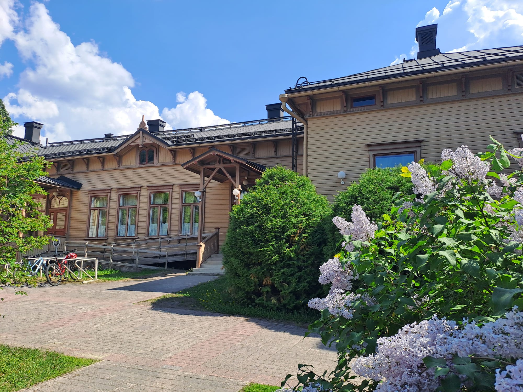 Kevätkuva musiikkiopiston sisäpihalta