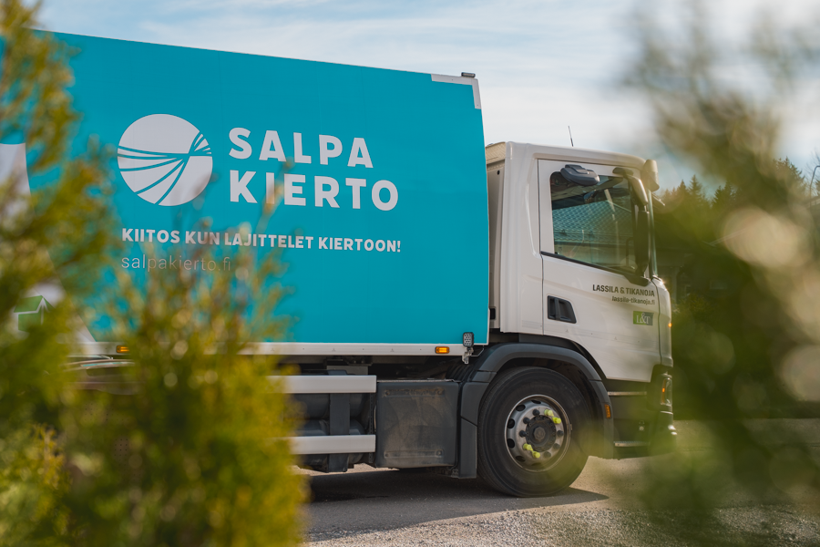 Salpakierron jäteauto.