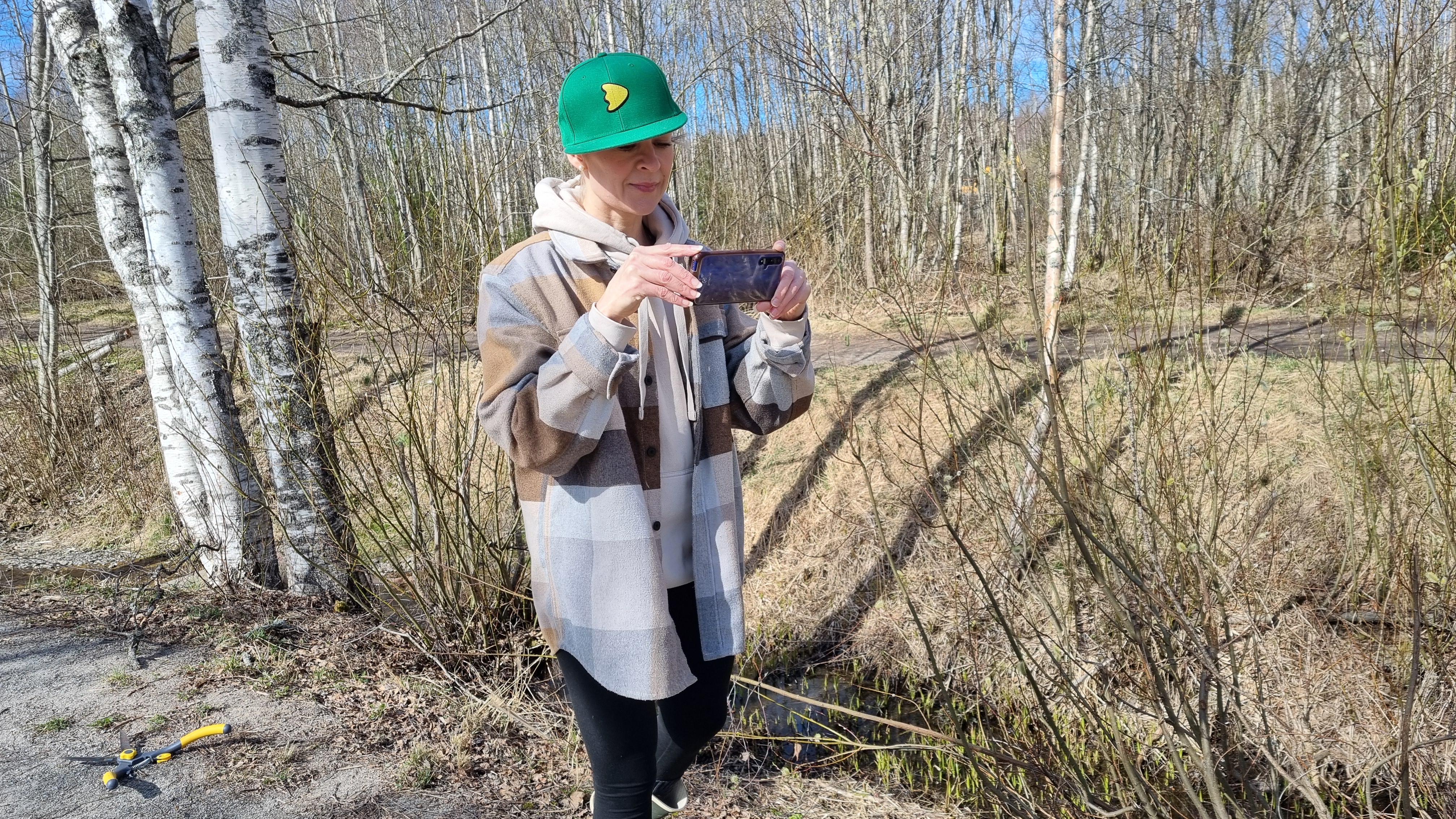 Nuori torjuu vieraslajeja Crowsorsan avulla