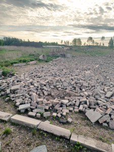 kuvassa betonikiviä Pikijärventiellä Heinolassa