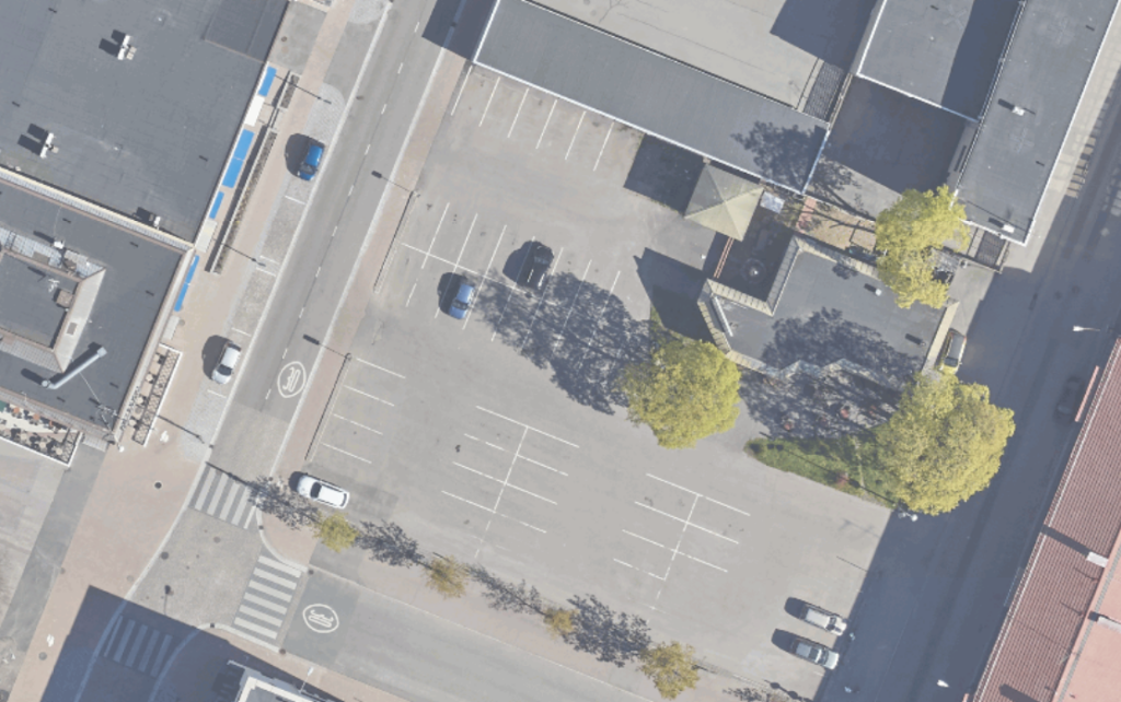 Autoja parkkipaikalla ilmakuvassa