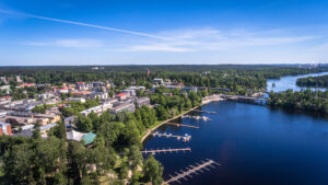 Heinolan rantapuisto ja kaupunkia ilmasta, drone
