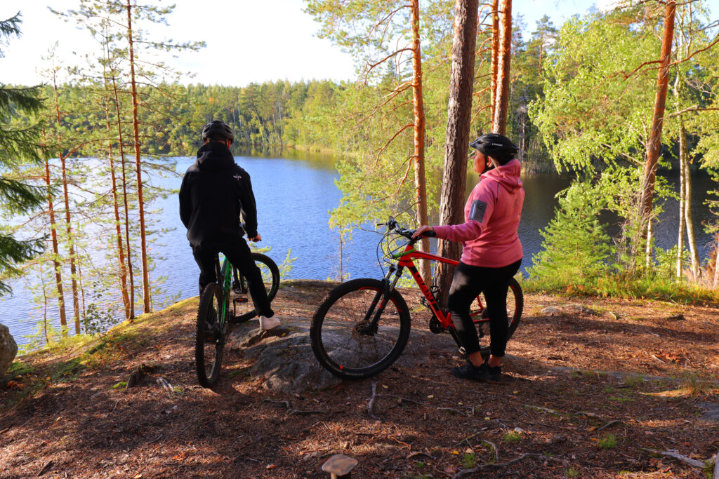 Pyöräilijät kalliolla