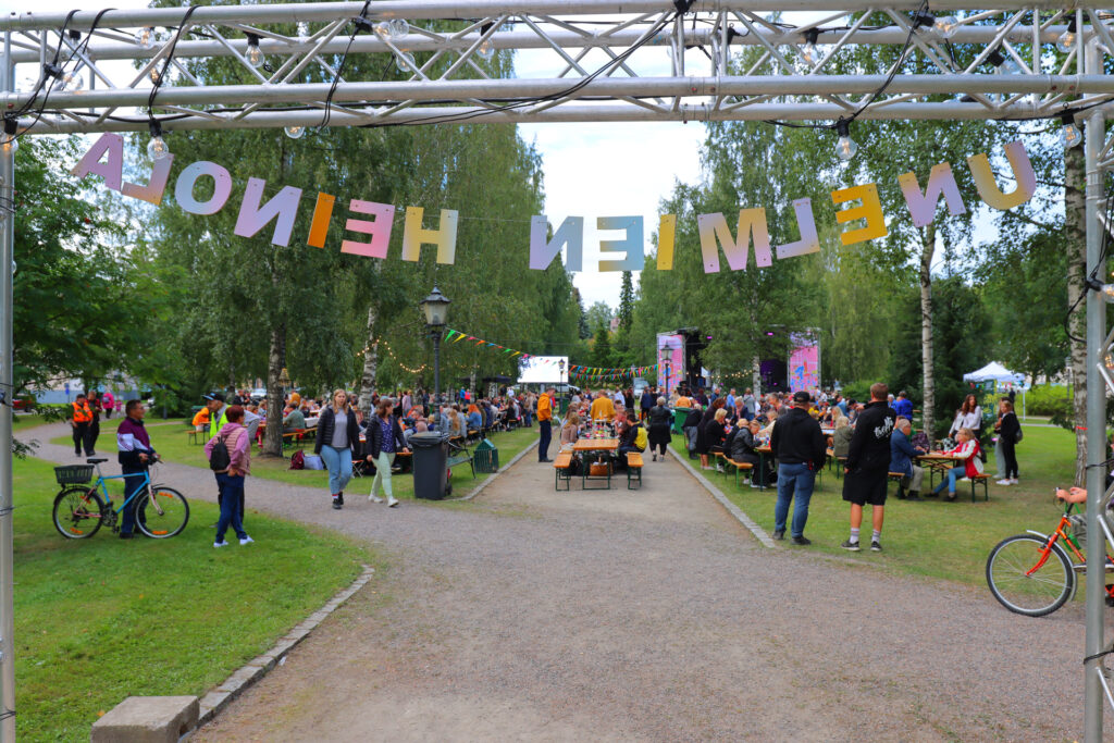 Unelmien Heinola, tapahtuma ulkoa