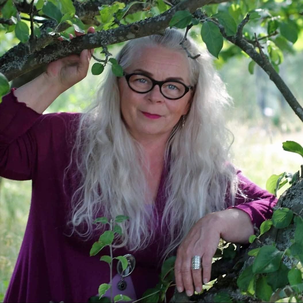 Heinolan Harjupaviljonki pe 10.7.2026 klo 19 runoilijahaastattelu: Lealiisa Kivikaria haastattelee Katja Tamminen. Tämän jälkeen Open Mic, jonne voit tulla esittämään omima runojasi. Vapaa pääsy. Tapahtuma on osa Runo kantaa -runoviikkoa.