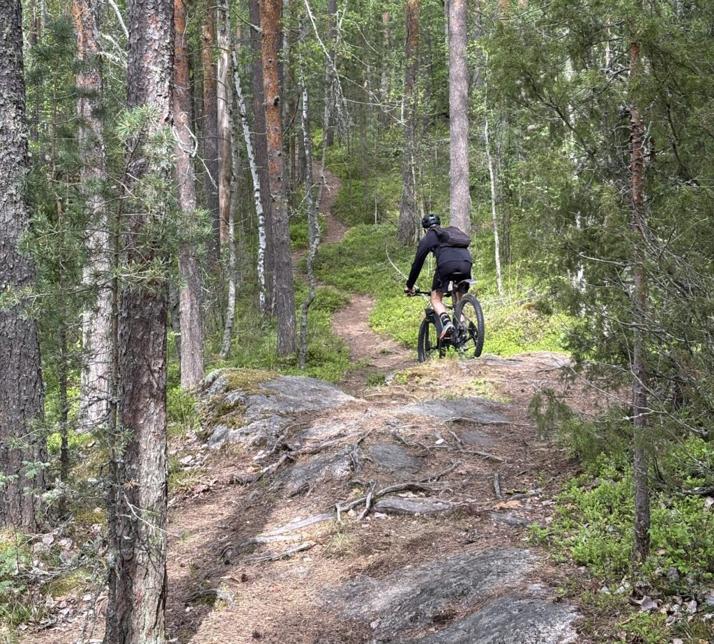 Pyöräilijä maastopyöräreitillä.