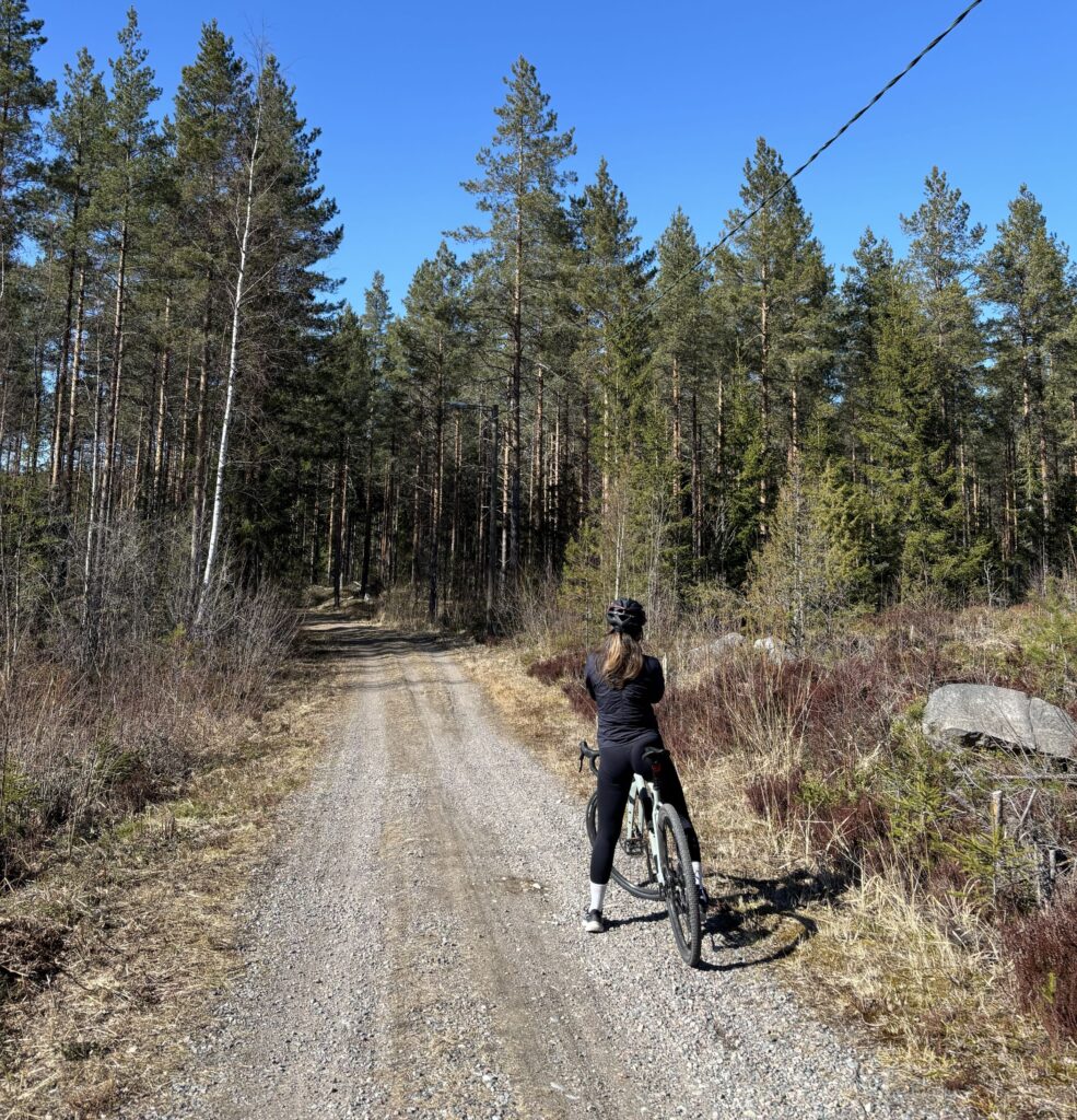 Pyöräilijä maastopyöräreitillä.