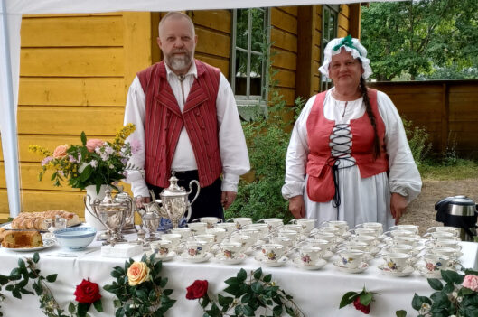 Helena Catharinan nimipäiväkahvit Lääninkivalteri Aschanin talon puutarhassa