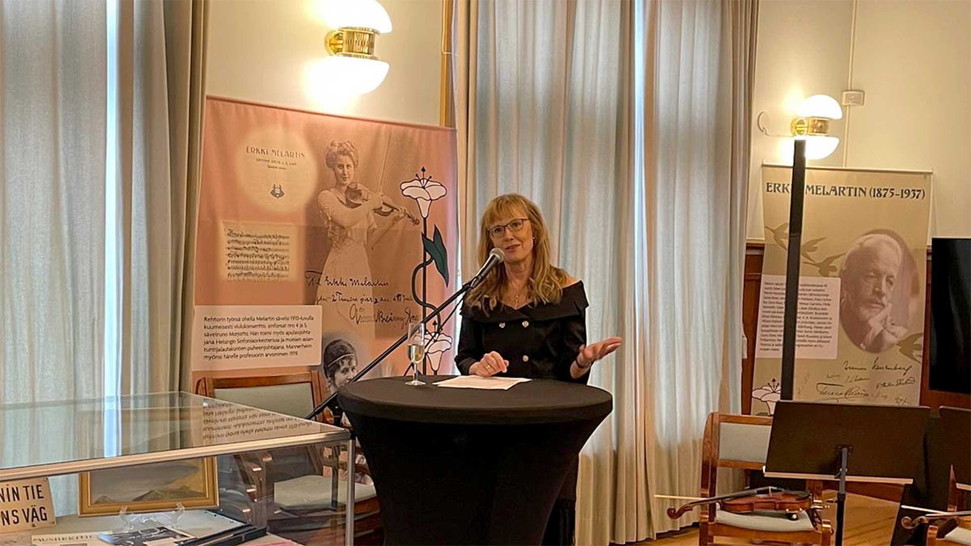Erkki Melartinin elämänkerran kirjoittaja Tuire Ranta-Meyer kertoo Käkisalmen maalaiskunnassa syntyneen säveltäjän elämästä 1800-luvun lopulta 1930-luvulle. Melartin tunnetaan paitsi säveltäjänä myös kapellimestarina, opettajana ja Sibelius-Akatemian rehtorina, joka vaikutti merkittävästi suomalaisen musiikkielämän kehitykseen. Melartinin kotiseuturakkaus nousee näyttelyssä vahvasti esiin. Käkisalmen maisemat – metsälammet, tähtitaivas ja tutut paikat kuten Ostamojärvi – toimivat säveltäjälle ehtymättömänä inspiraation lähteenä.