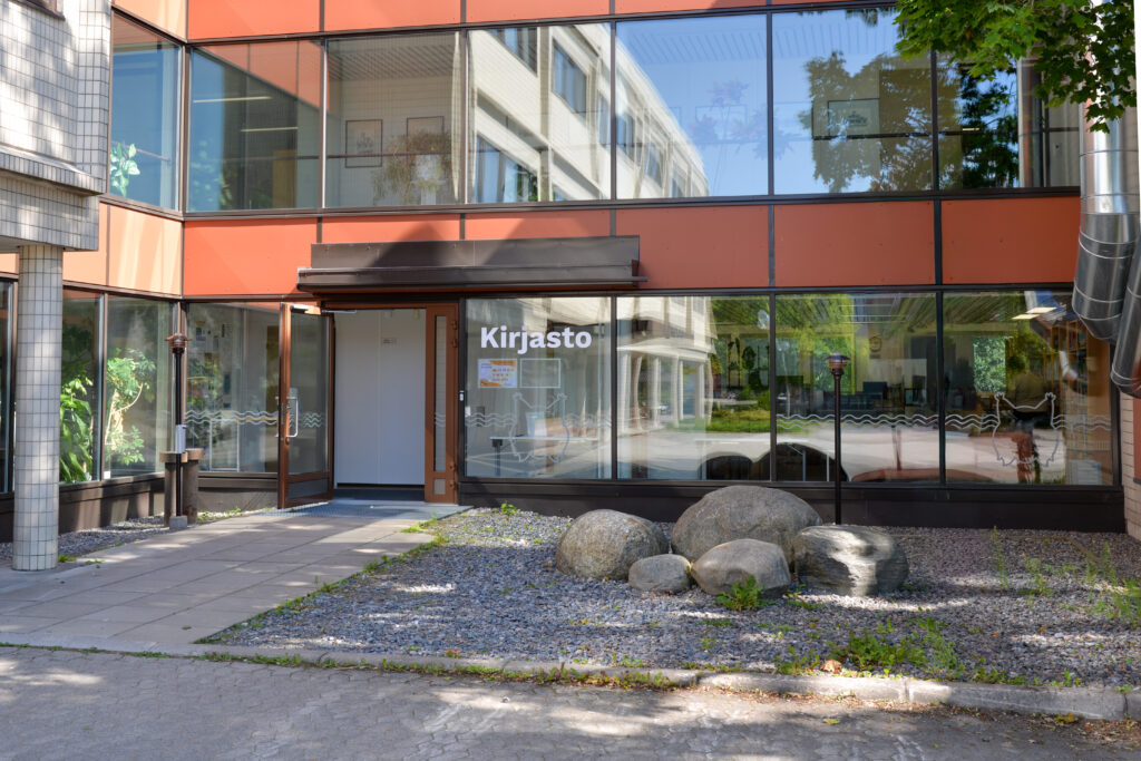 Kirjaston sisäänkäynti kaupungintalolla.