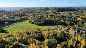 Ilmakuva ruska-ajan metsästä ja pellosta.