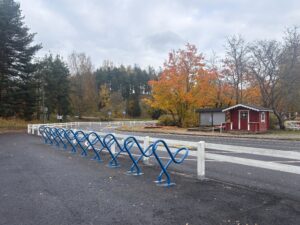 Sydänpyöräteline perhepuistossa